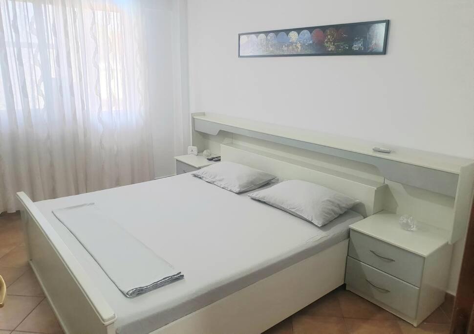 Apartment Lovely 2-bedroom In Center