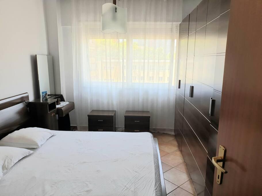 Lovely 2-bedroom In Center Apartment *
