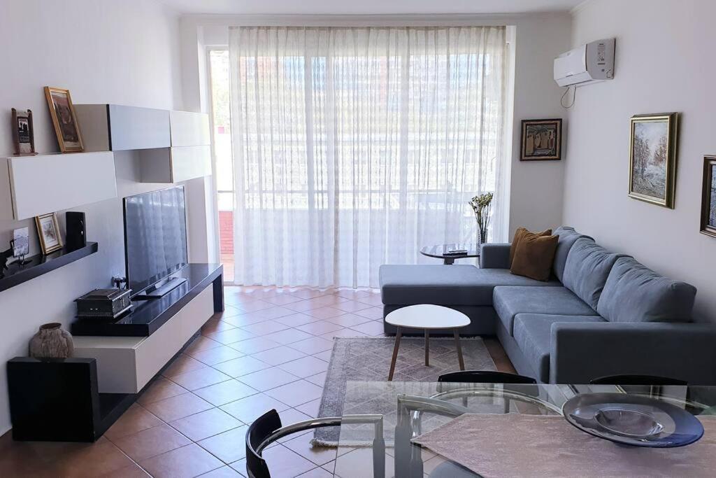 Lovely 2-bedroom In Center Apartment *